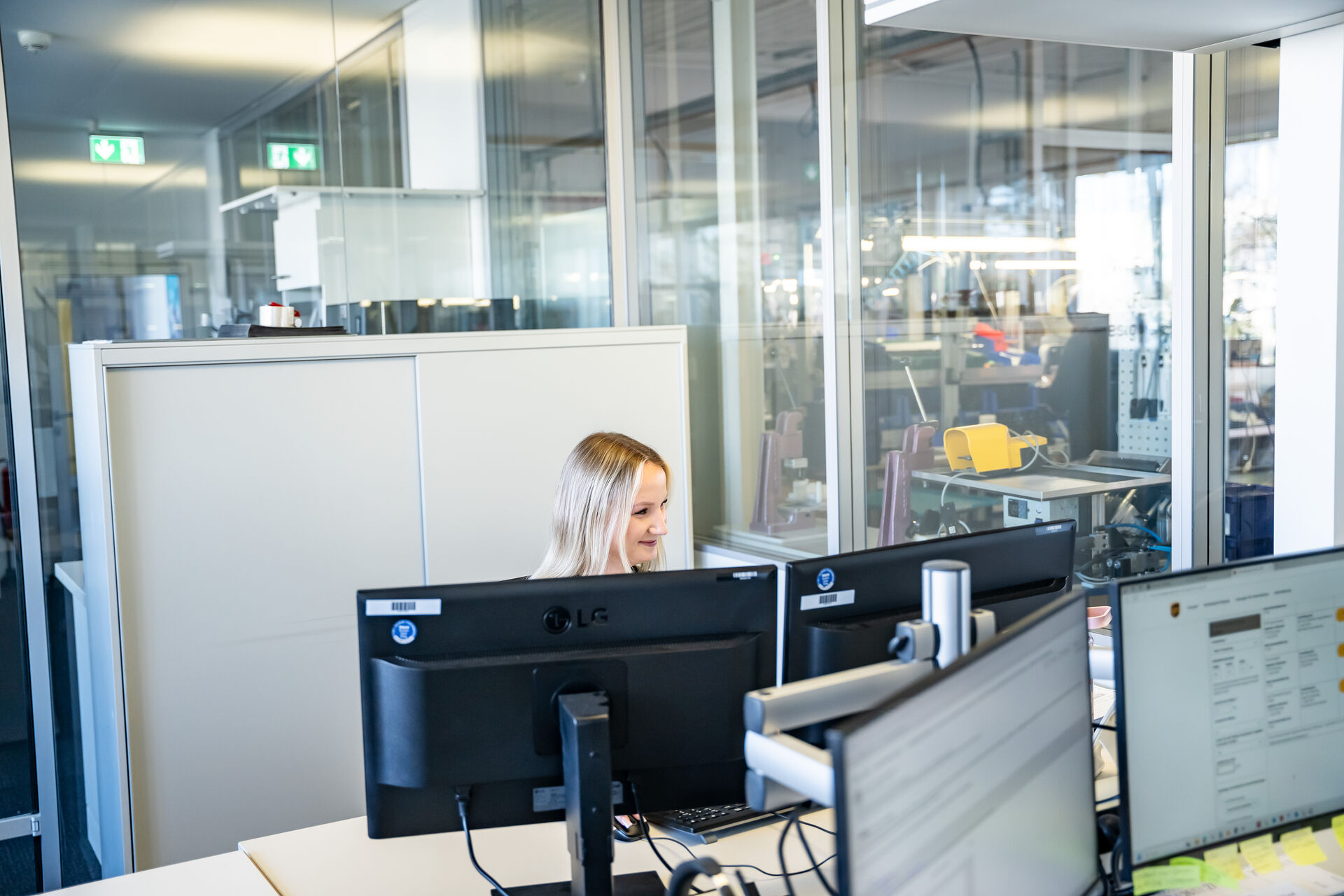 Sitzen und Arbeiten an ihrem Arbeitsplatz.