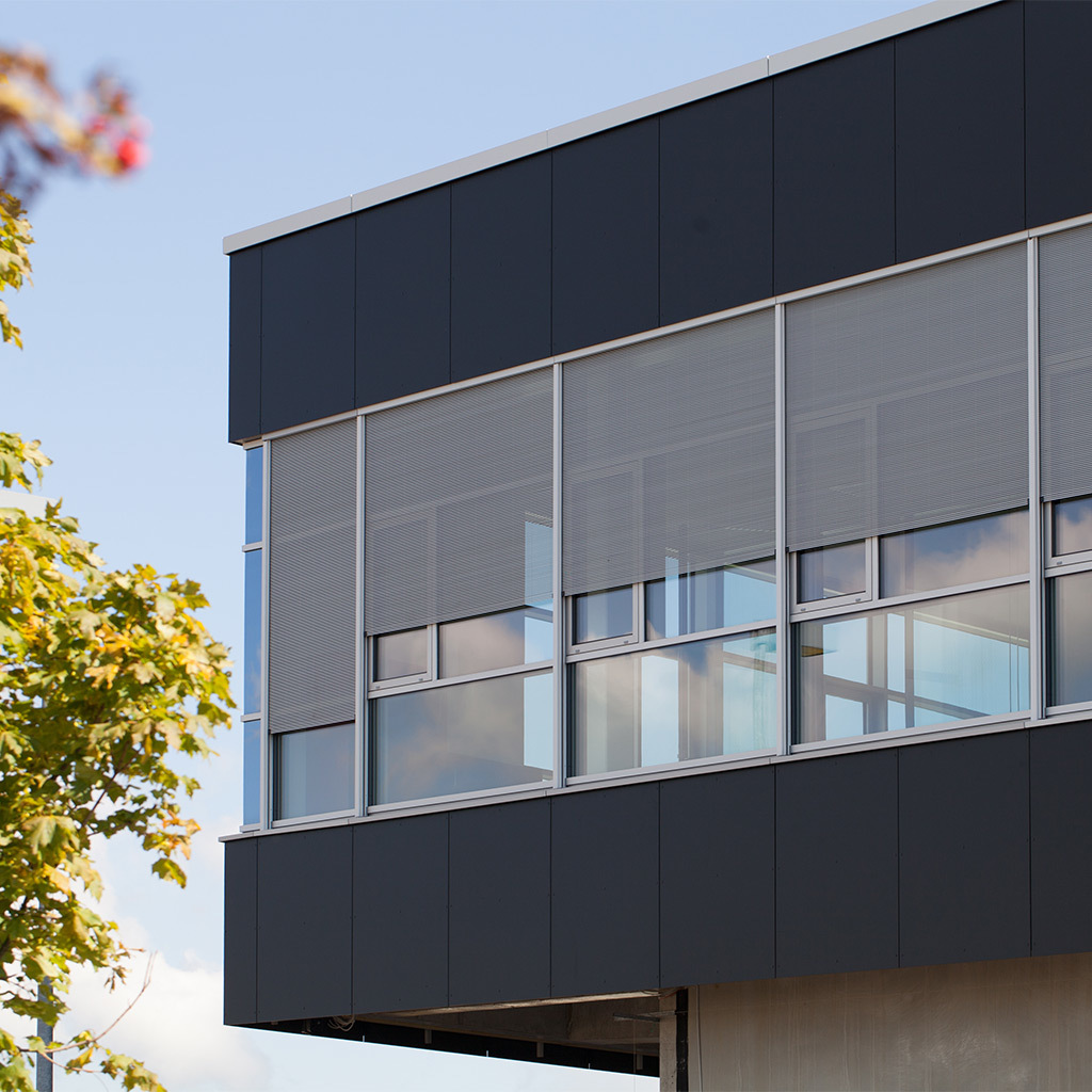 Bodentiefe Fenster sorgen für viel Tageslicht Außenansicht Living Office in Lüdenscheid