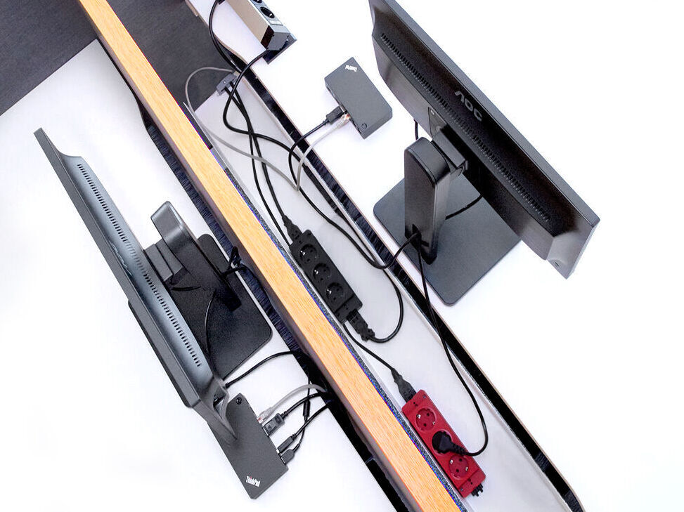 Mehrfachsteckdosen unterm Schreibtisch sicher verkettet, für einen Clean Desk.