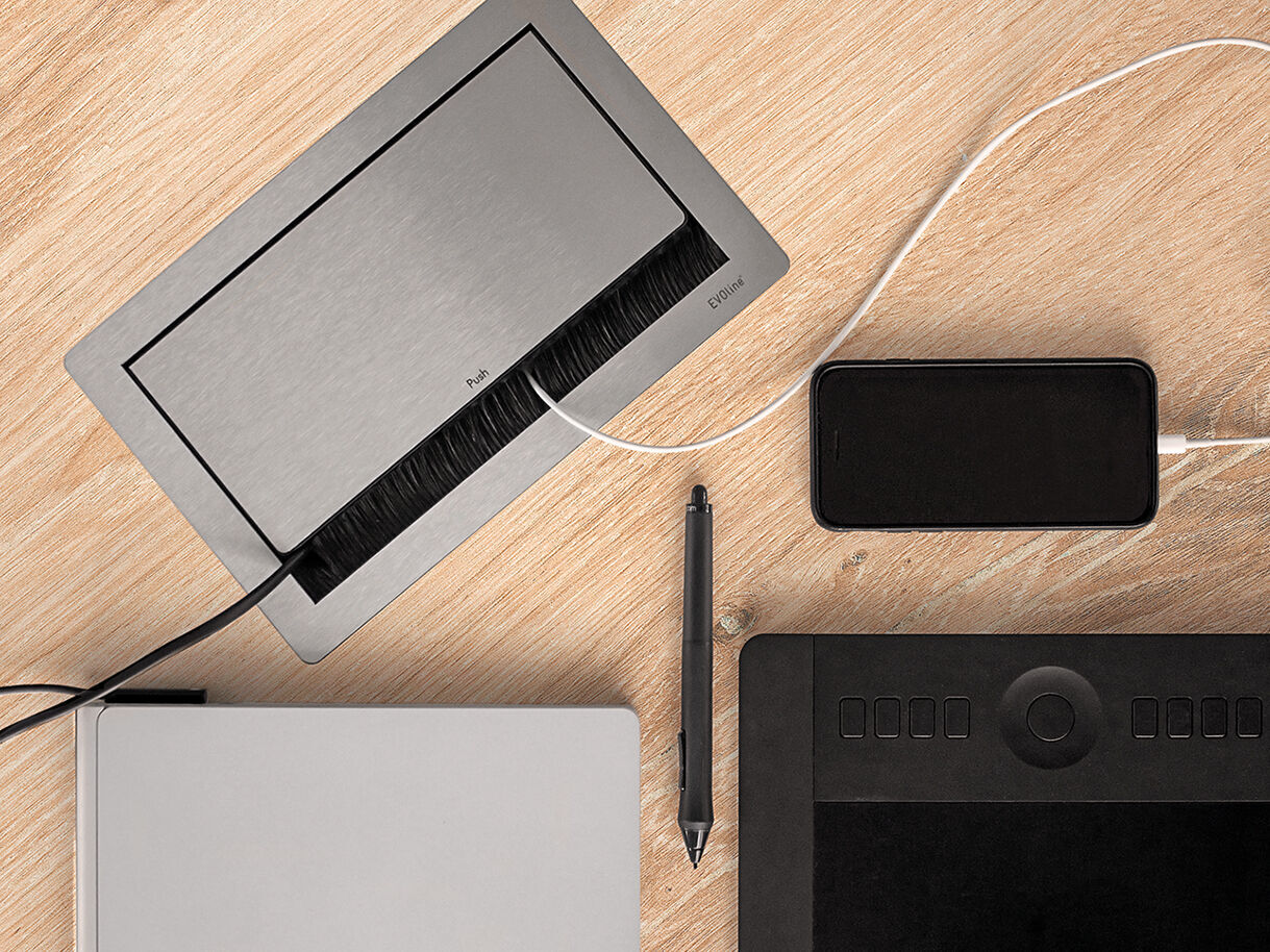 Konferenzsteckdose FlipTop Push eingebaut. Eingesteckte Kabel bleiben im geschlossenem Zustand eingesteckt.