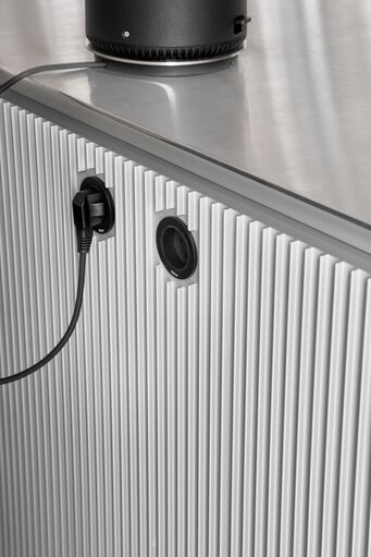 Bildrechte: Vipp A/S - Küche von @vipp mit freistehenden Modulen aus eloxiertem Aluminium. In die Arbeitsflächen sind unsere Evoline One Steckdosen integriert, die sich nahtlos in das Material einfügen. Bildrechte: Vipp A/S - Küche von @vipp mit freistehenden Modulen aus eloxiertem Aluminium. In die Arbeitsflächen sind unsere Evoline One Steckdosen integriert, die sich nahtlos in das Material einfügen.