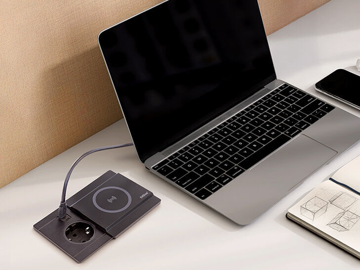 Steckdose im Schreibtisch eingebaut mit schnellem USB-Charger und Schiebedeckel zum kabellosem Laden