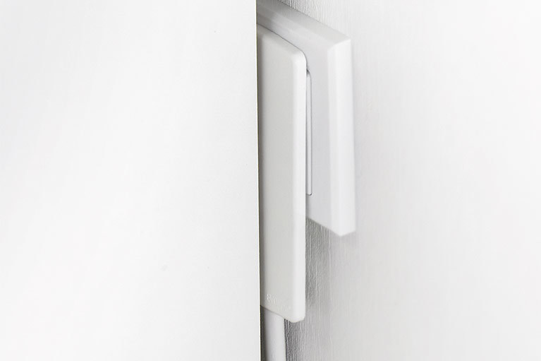 Fiche de coude extra-plate blanche en schuko pour derrière les meubles -  Cablematic