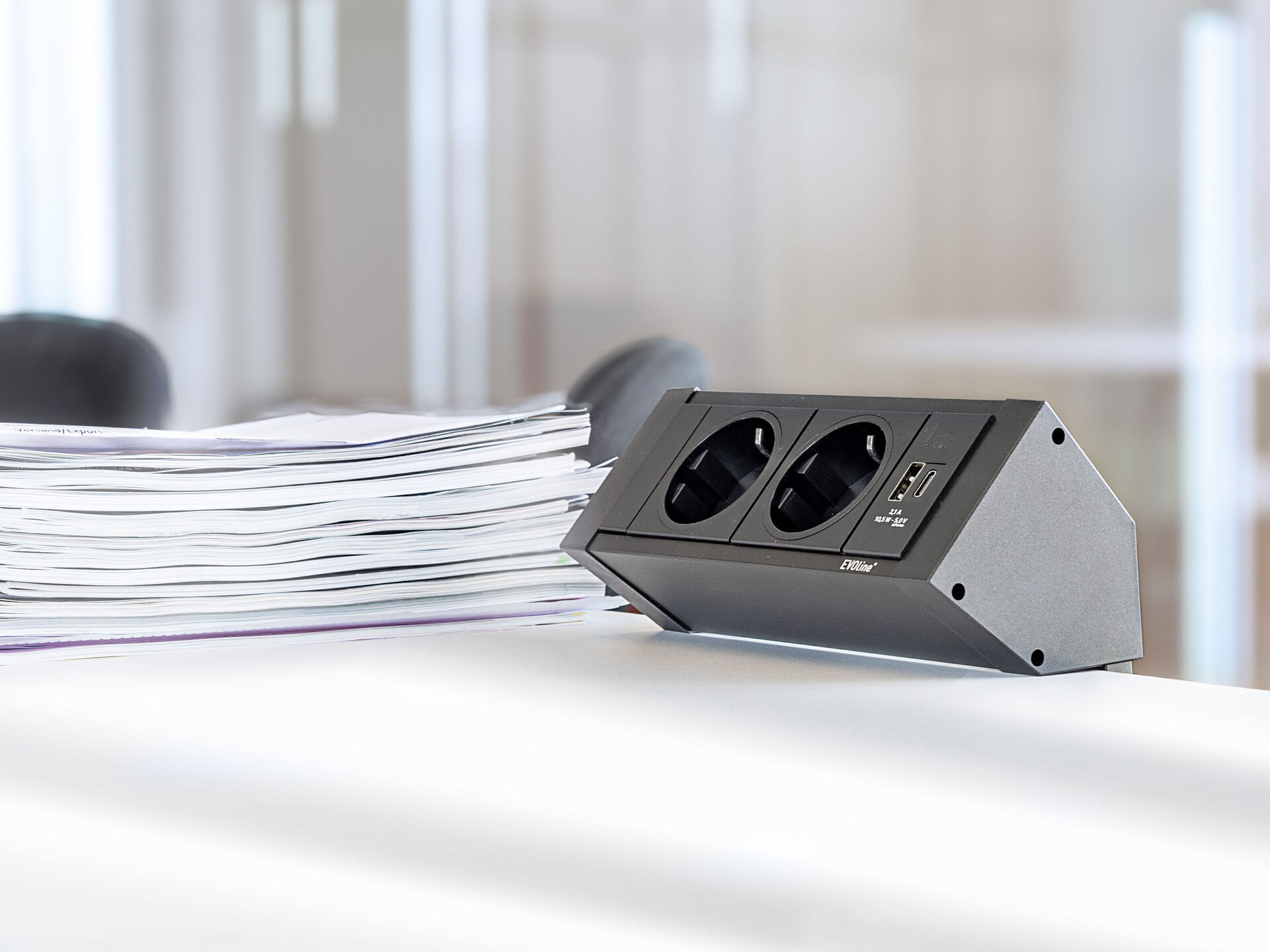 Büro Mehrfachsteckdose DockSquare am Schreibtisch montiert mit zwei VDE Steckdosen und USB AC Charger