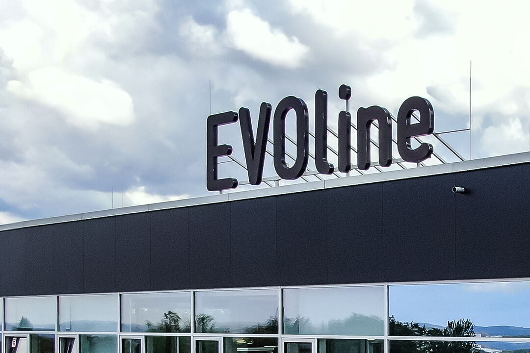 EVOline-Logo auf Firmengebäude
