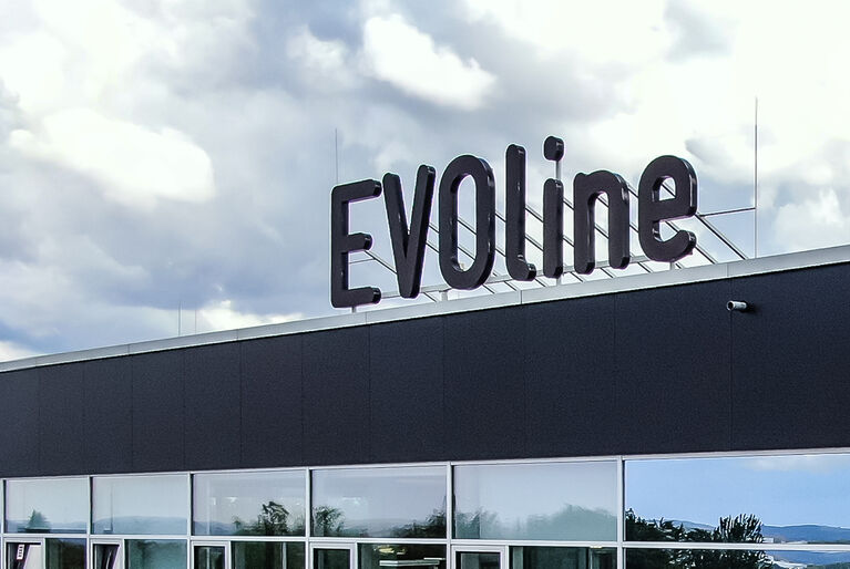 EVOline-Logo auf Firmengebäude