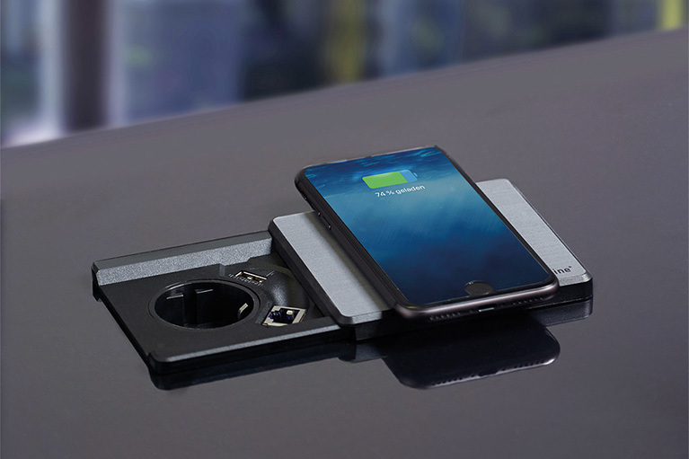Square80 als induktive Ladestation Smartphone wird auf Square80 induktiv geladen